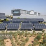 پنل‌های خورشیدی در شهرک گلخانه‌ای برای تأمین انرژی پایدار