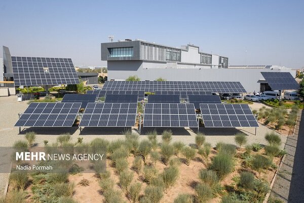 پنلهای خورشیدی در شهرک گلخانهای برای تأمین انرژی پایدار